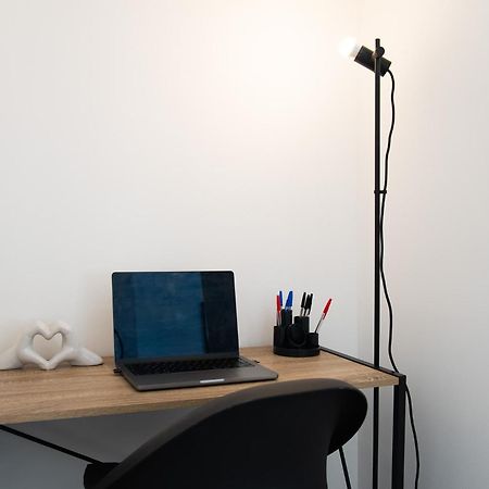 Luxury Studio Apartment In Sutton, London Sutton  Bagian luar foto